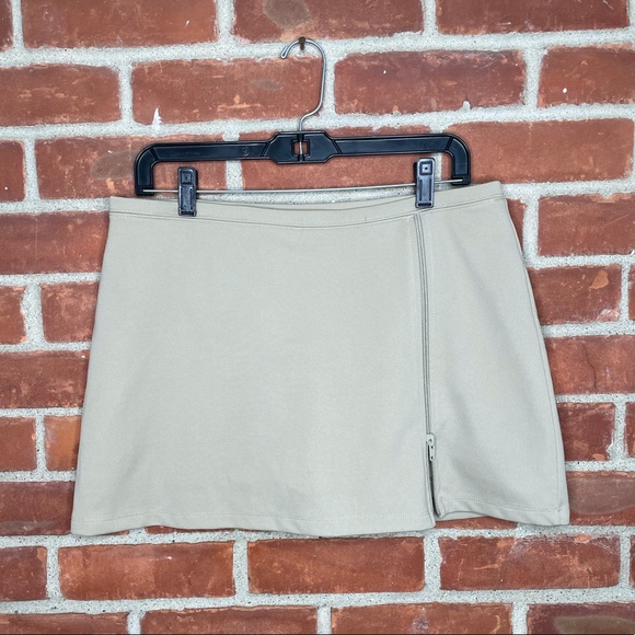 Vintage Pants - Vintage Y2K Express tan zipper front stretchy skort